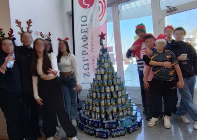 Χριστουγεννιάτικο δέντρο της Αλληλεγγύης με περισσότερες από 1.100 συσκευασίες γάλα εβαπορέ